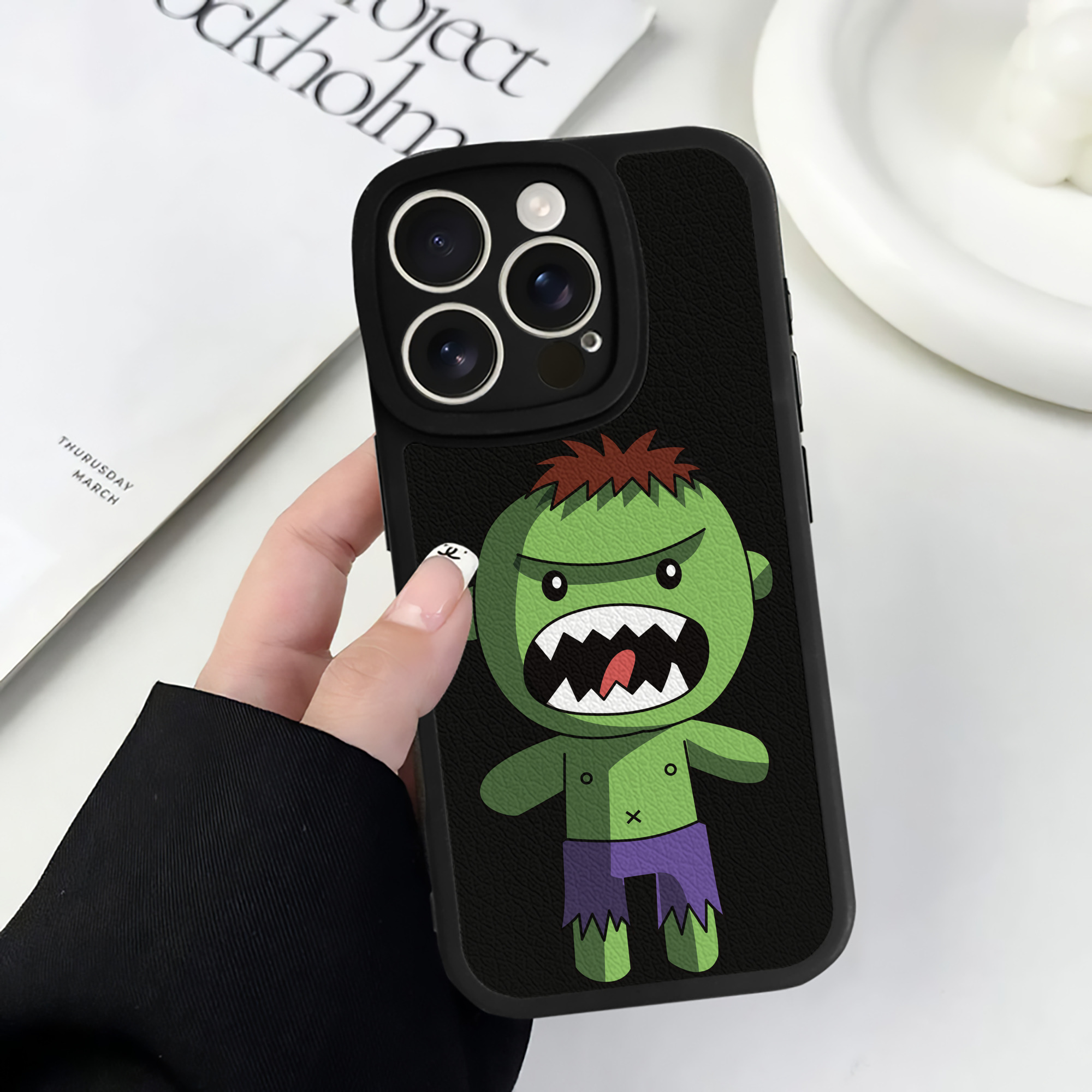（画像用） アベンジャーズ The Avengers 【iPhone 16シリーズ対応】シリコンスマホケース（レザー調） 材質：シリコン